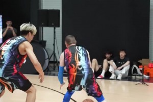动作依旧丝滑！美国著名街球手教授发福+头发发中国行1v1单挑